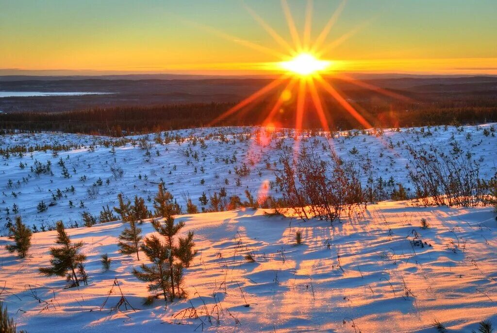 Пейзажи севера. Рассвет зимой. Зима солнце. Снег и солнце. В морозные дни солнце восходит в тяжелом