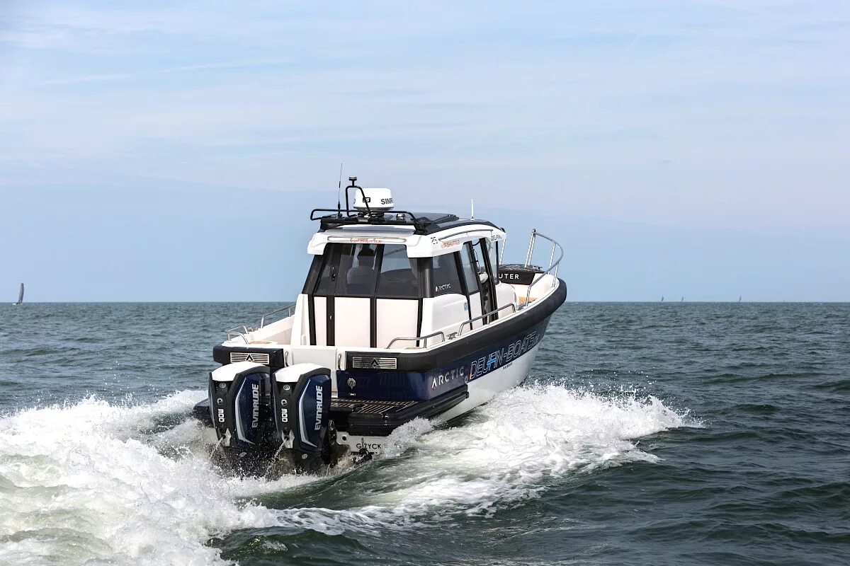 Arctic commuter 25. Скоростной катер арктик-1200. Arctic 01 25 2404. Катер commuter. Арктик 25.
