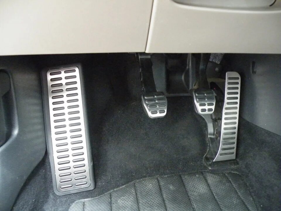 Накладки на педали Volkswagen Jetta 6. Накладки педали Grand Vitara. Накладки на педали Тигуан 2012. Накладки на педали VW Jetta 6 МКПП. Подставка левой ноги