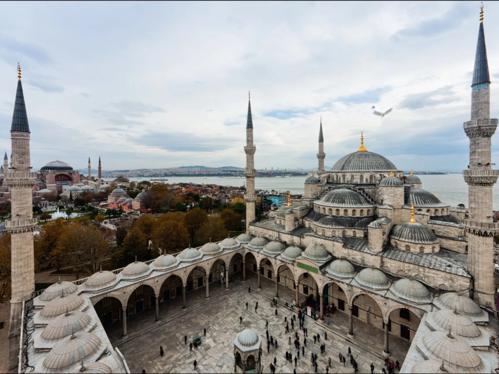 Время в городах турции. Мечеть Топкапы в Стамбуле. Голубая мечеть Турция. Турция Истанбул Османская. Голубая мечеть Турция город экскурсия.