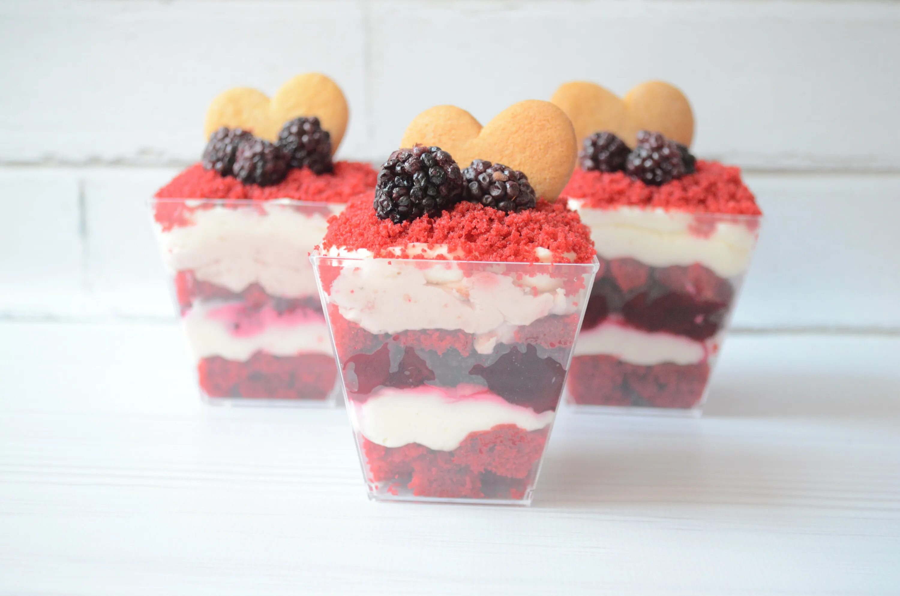 Трайфл красный бархат. Трайфл красный бархат. Трайфлы красный бархат в стаканчиках. Трайфлы красный бархат в стаканчиках. Десерт трайфл красный бархат.