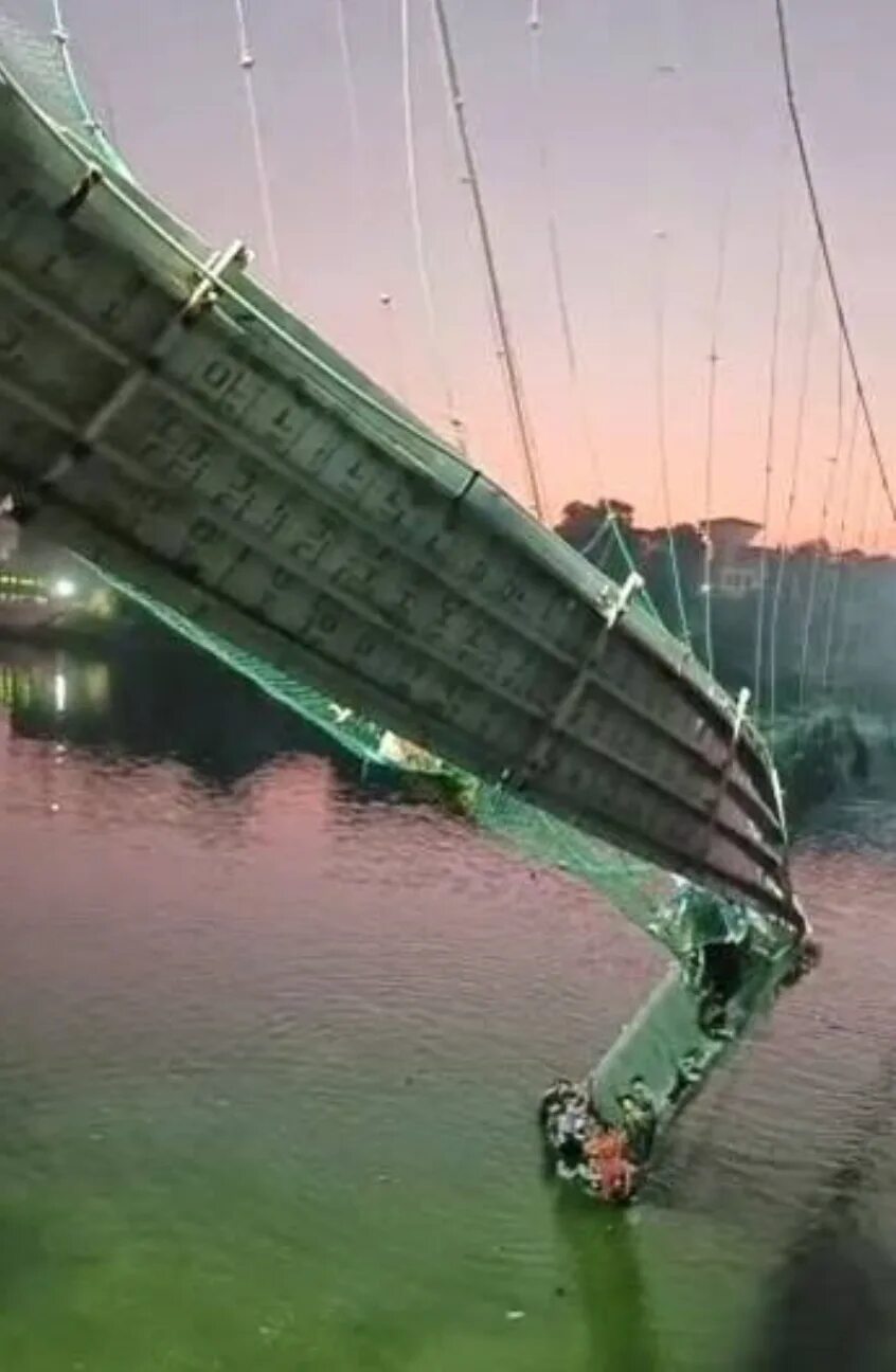 Рухнул пешеходный мост. Обрушение моста. Обрушение пешеходного моста в морви. Мост рушится.