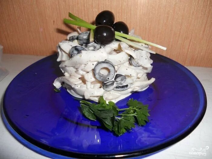 Кальмары оливки. Тушеные кальмары с маслинами. Салат с креветками кукурузой и помидорами. Кальмары оливки. Салат с рукколой кальмарами перцем и помидорами.