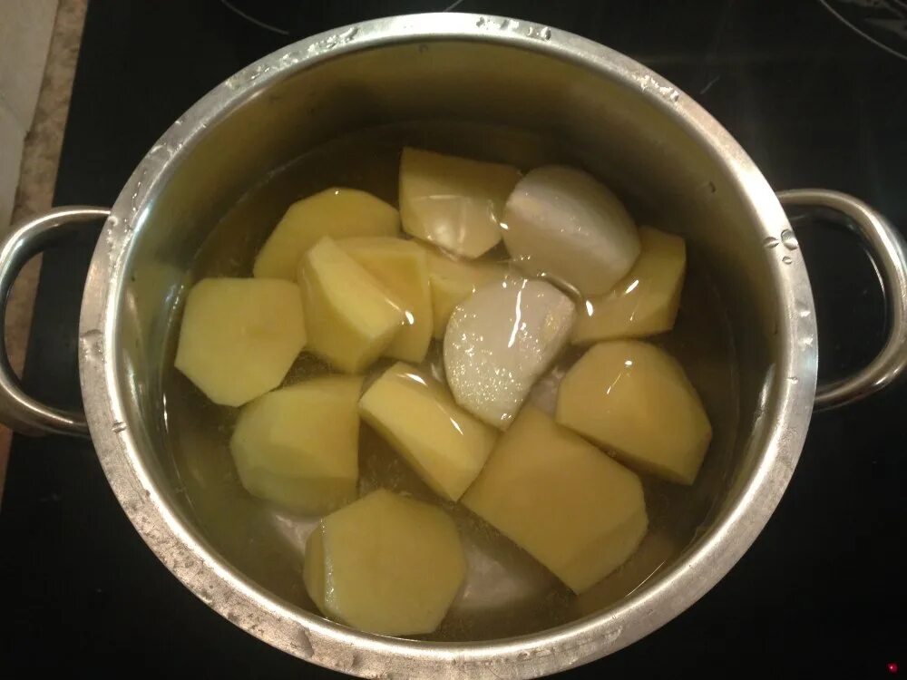 Картошка в кожуре в кастрюле. Сырая картошка. Нарезанная картошка в кастрюле. Картошка вареная нарезанная. Картошка кубиками.
