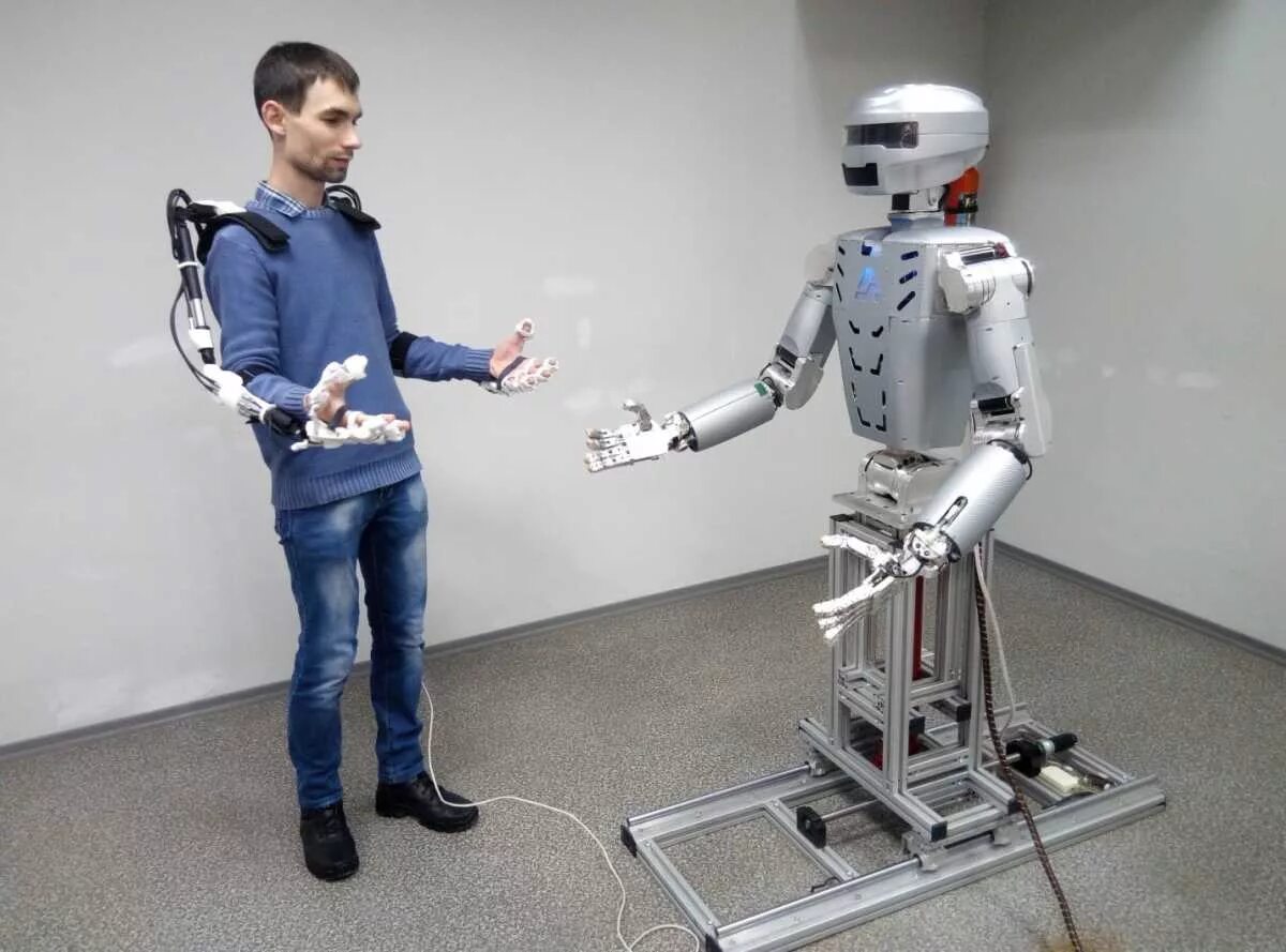 Человек который создает роботов. Человекоподобный робот. антропоморфный робот. sar 400 робот. роботы реальные.