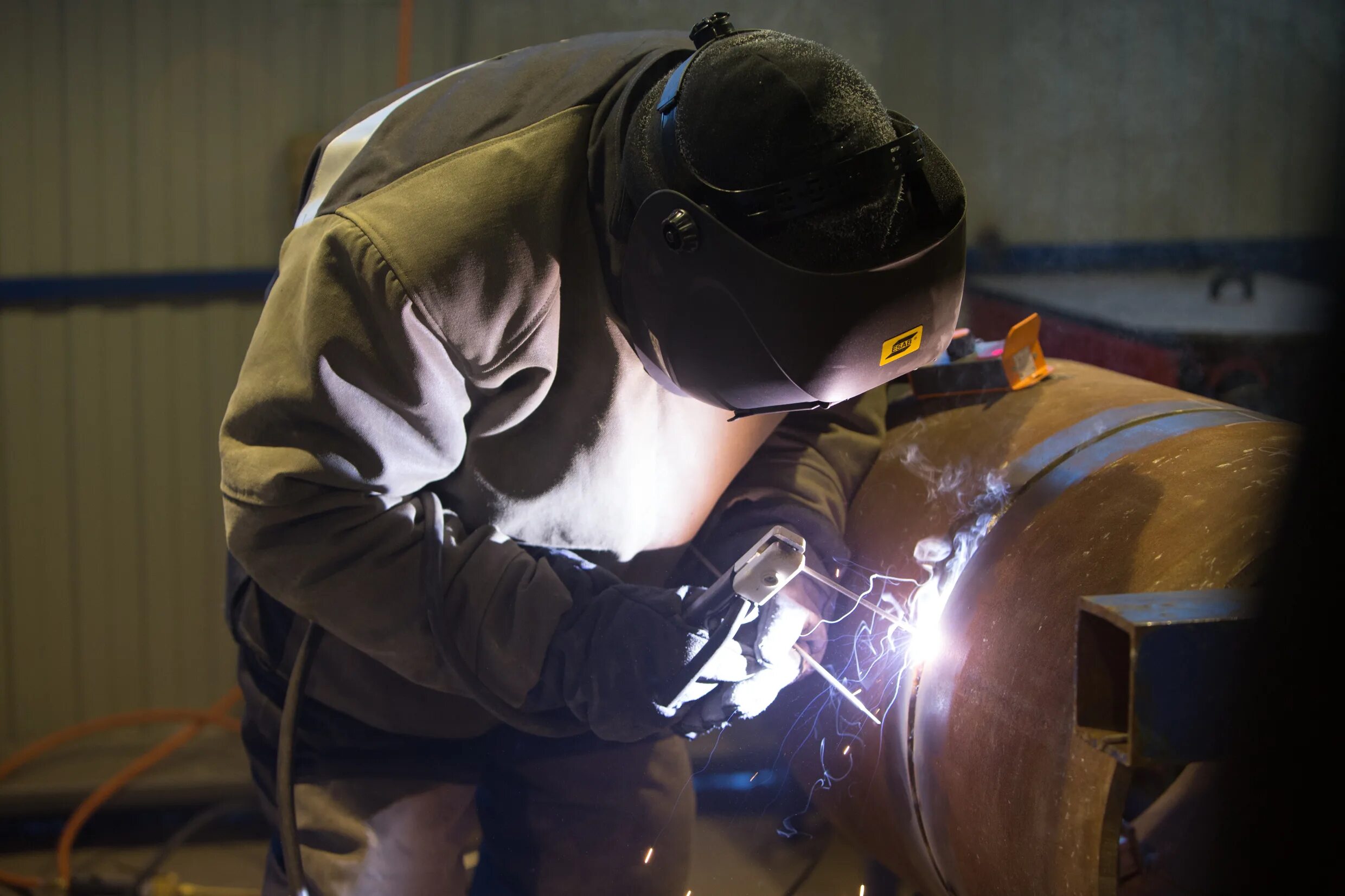 сварка аргоном. Tig welding. сварщик аргонщик. сварщик. сварка аргоном вектор.