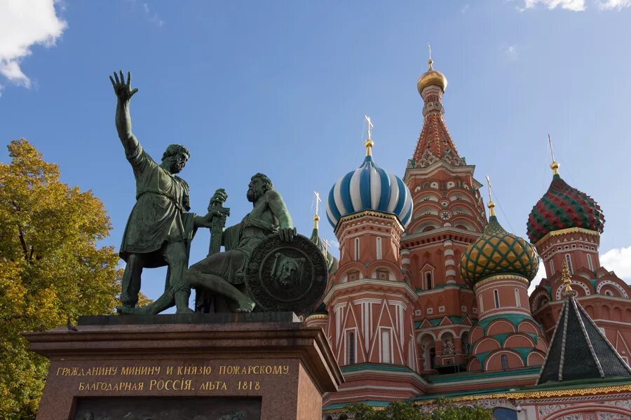 На какой площади установлен памятник. Памятник минину и пожарскому на красной площади в москве. минин и пожарский памятник в москве. памятник гражданину минину и князю пожарскому благодарная россия. минин и пожарский памятник в иркутске.