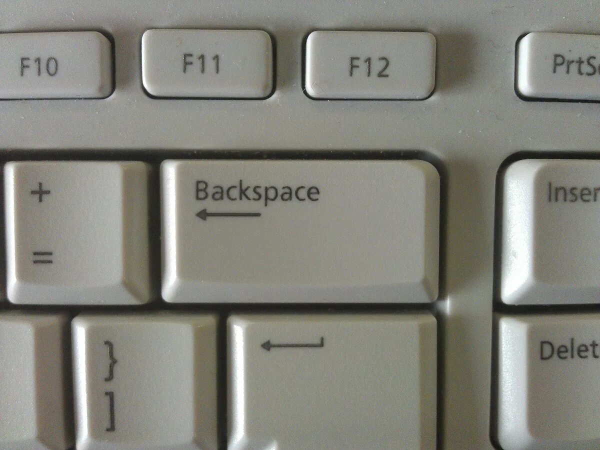 Кнопка делит на ноутбуке. Что такое backspace на клавиатуре компьютера. бэкспейс на клавиатуре. кнопка бэкспейс. клавиша backspace на клавиатуре.