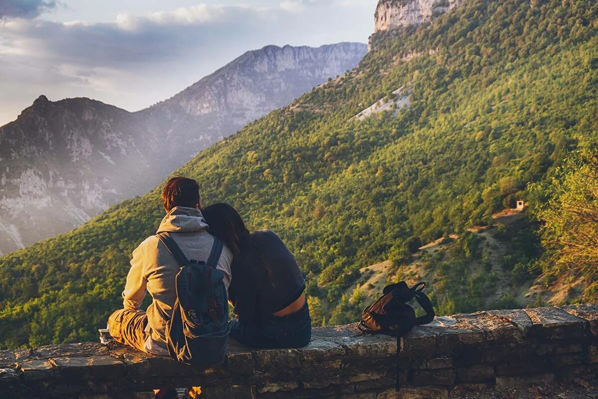 Traveling partner. Пара в горах. Влюбленная пара в горах. Путешествие в горы. Поход в горы.