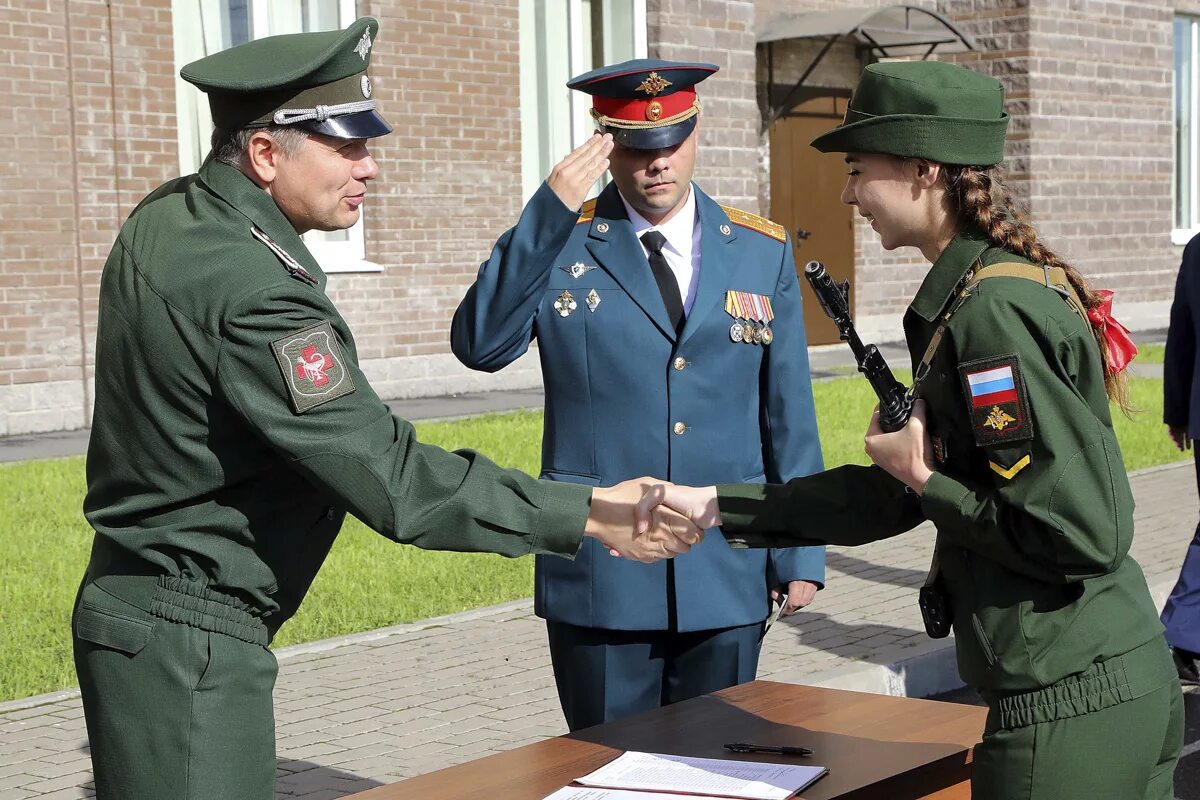 Военные врачи санкт петербург. Военно-медицинская Академия имени с м Кирова курсанты. Военная медицинская Академия имени Кирова курсанты. Форма курсантов военно медицинской Академии имени Кирова. Военно-медицинская Академия Кирова форма курсантов.