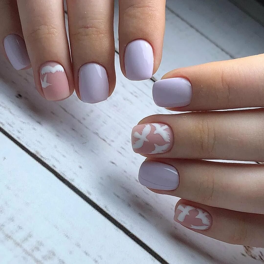 шеллак 2023 нюд. маникюр на короткие нежные оттенки. нюдовый лиловый маникюр. маникюр на короткие ногти нежные. маникюр в стальны тонах.