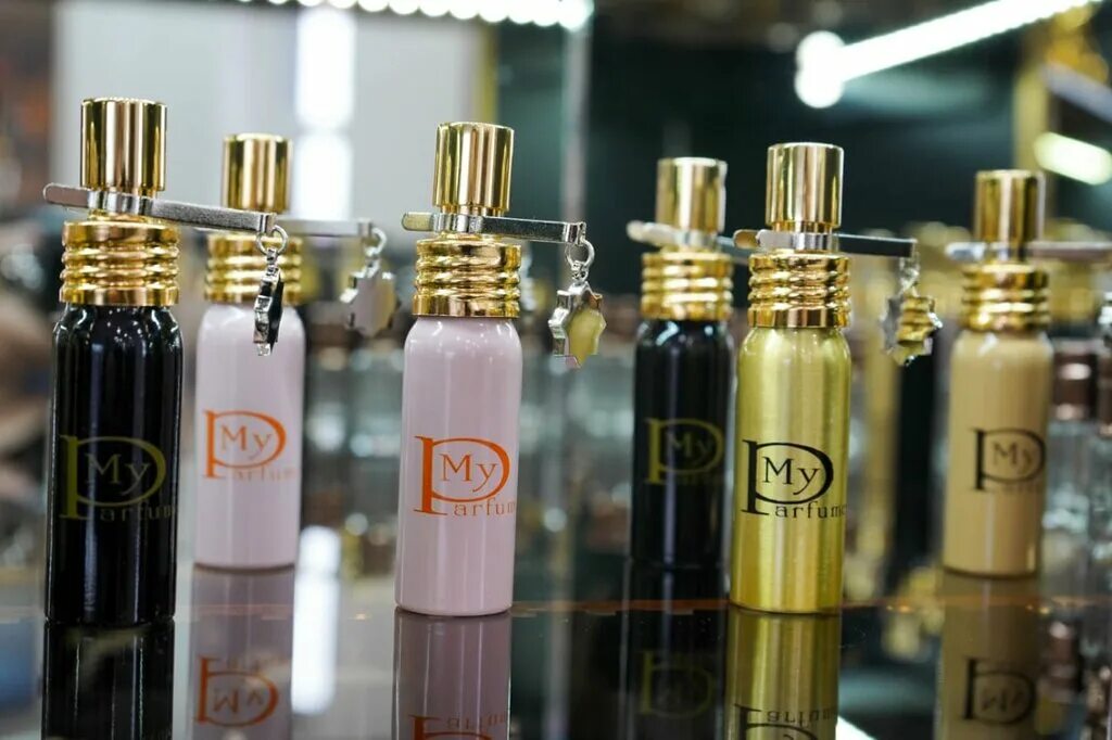 жером эпинетт парфюмер. рабочее место парфюмера. парфюмерия парфюмер. парфюмер бутик духи. лаборатория парфюмера.