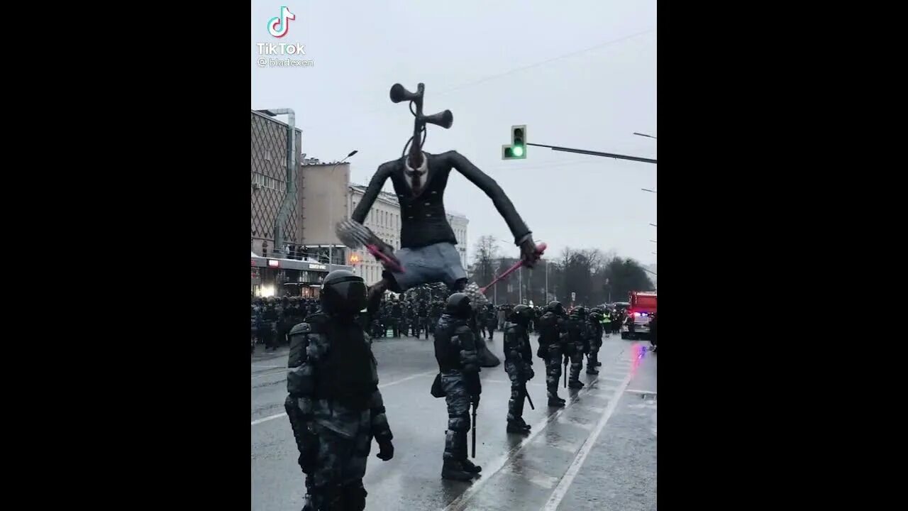 Сиреноголовый танец. Сиренаголовый танцует. Танцующий сереноголовый. Танцы на митинге. Песня я говорю танец мой