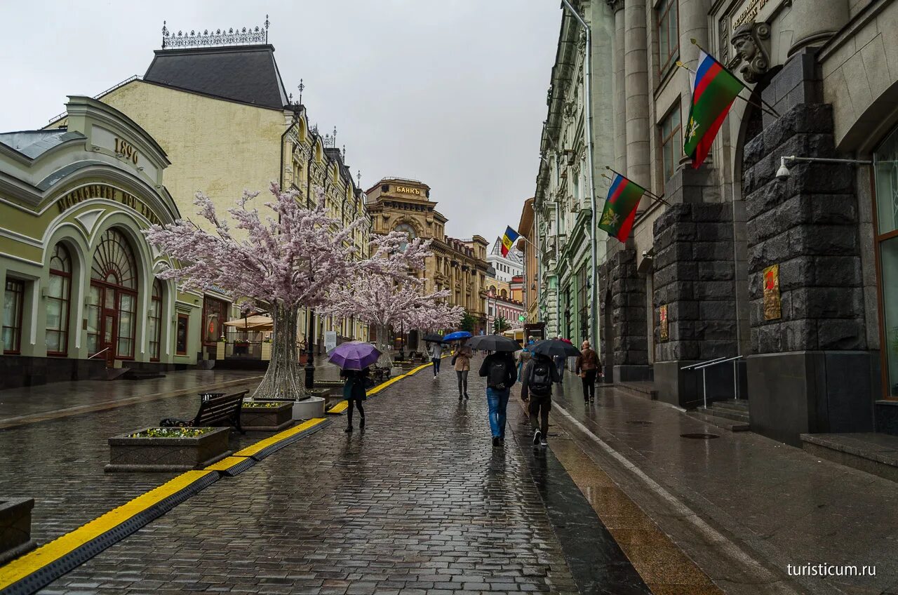 Молдова кузнецкий мост. Улица Кузнецкий мост. Кузнецкий мост достопримечательности. Кузнецкий мост Арбат. Ул кузнечный мост Москва.