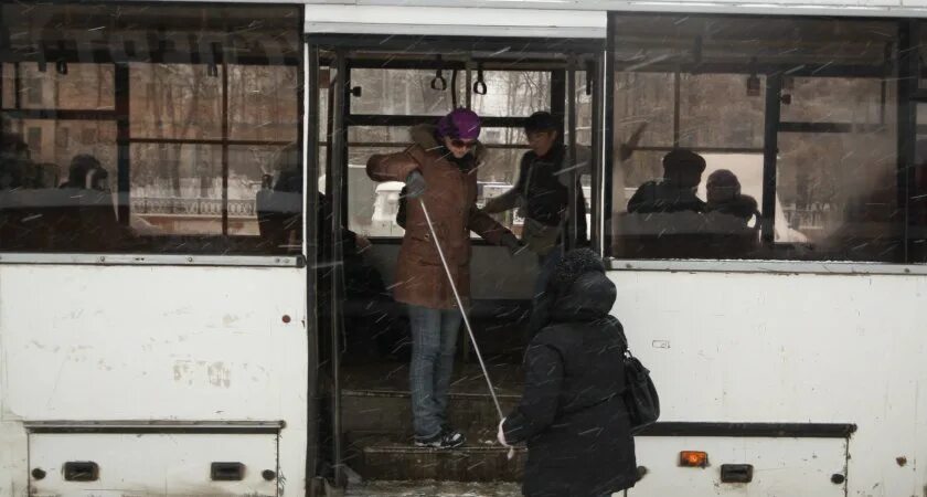 Водитель высадил ребенка из маршрутки в Мороз. Ребенка высадили из автобуса. Высадка из автобуса