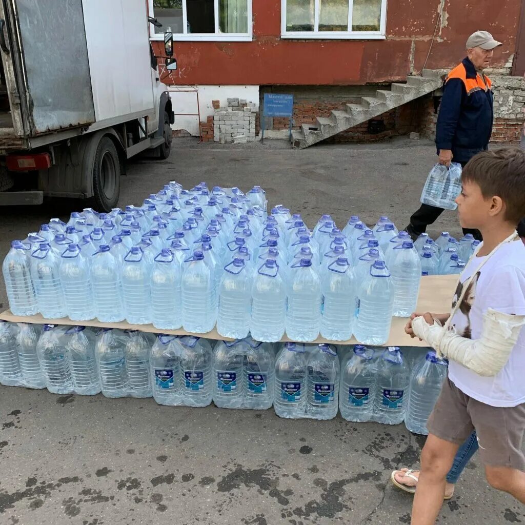 Холодная вода дзержинск. Ундоровский завод минеральной воды Волжанка. Привезли воду. Коллектив Ундоровского завода минеральной воды Волжанка. Воду которую привозят в больших.