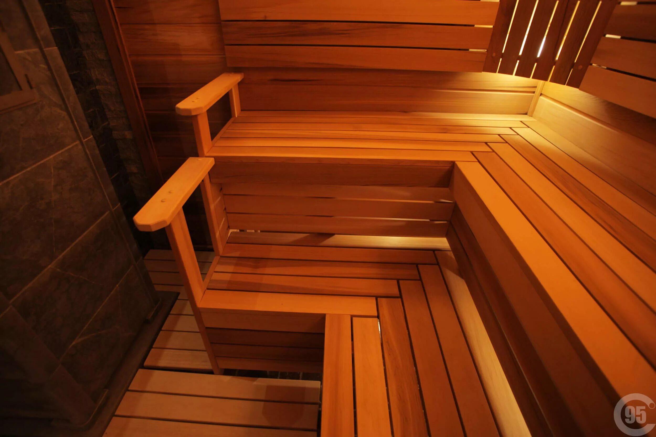 Полог в парилке 2х2. Вагонка абаш для бани. Полок для бани. Полки в парилке из абаша. Полки для бани в парилке из абаша.