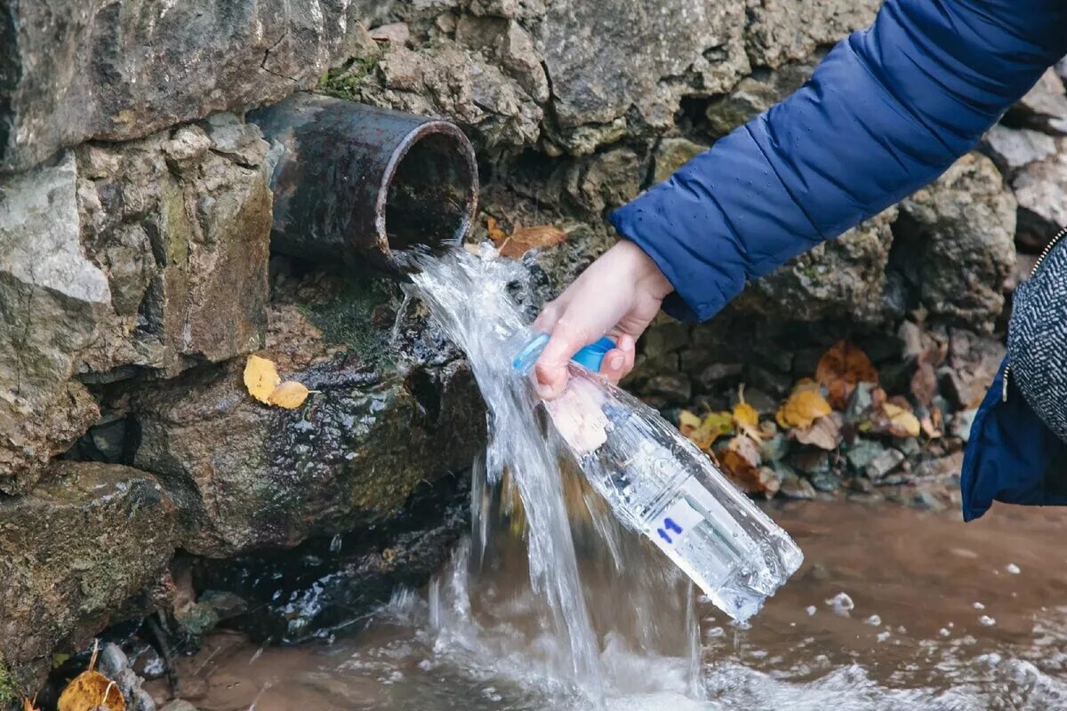 Родник кружка. Источник воды. Родниковая вода. Вода питьевая Родники. Вода из родников.