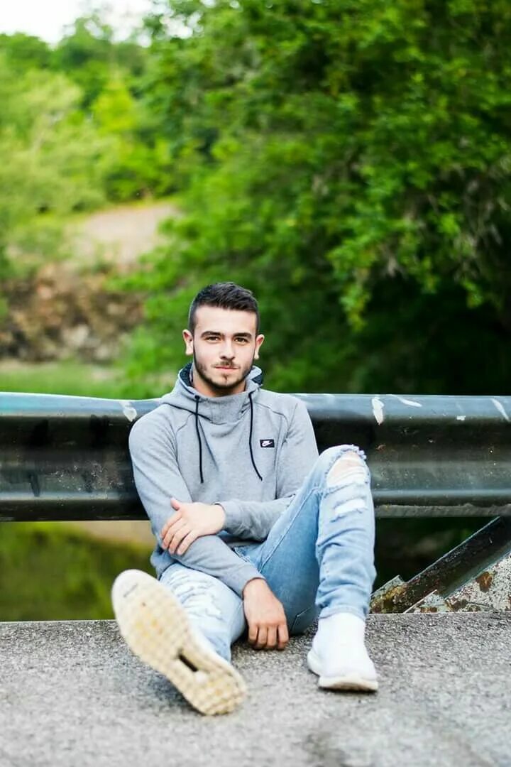 Guy outdoor. Guys outdoor. Позитивный парень. Куртка just clothes. Парни качки.