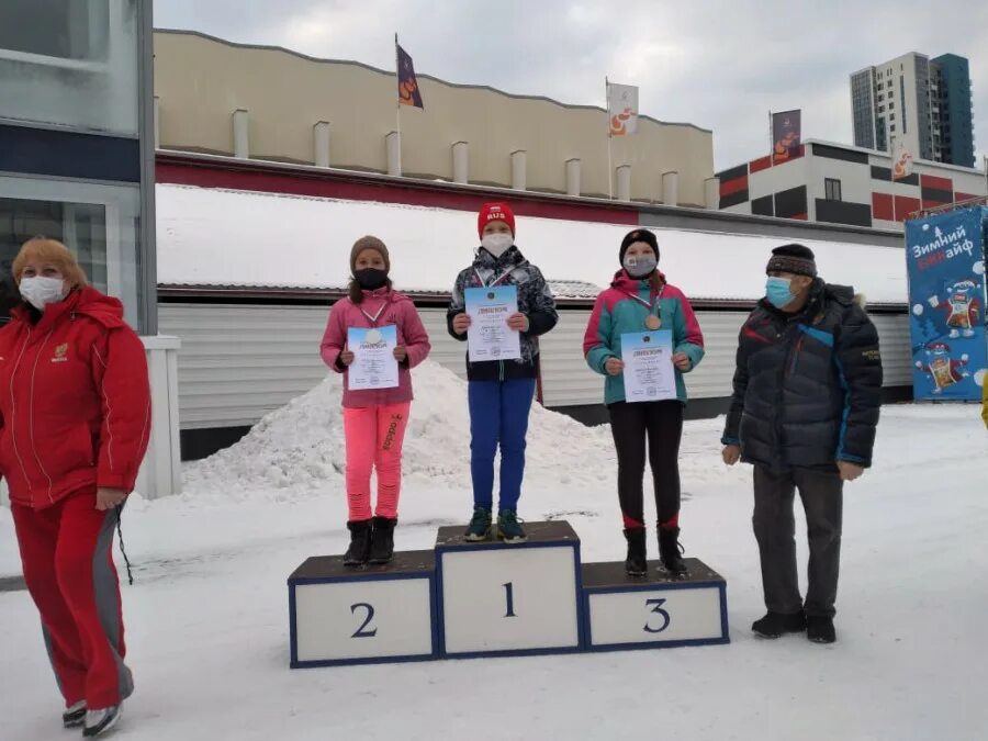 Герб чкаловского района екатеринбург. Детский стадион на кировоградской каток. Сш 19 детский стадион. Дюсш 19 детский стадион. Сш 19 екатеринбург детский стадион.