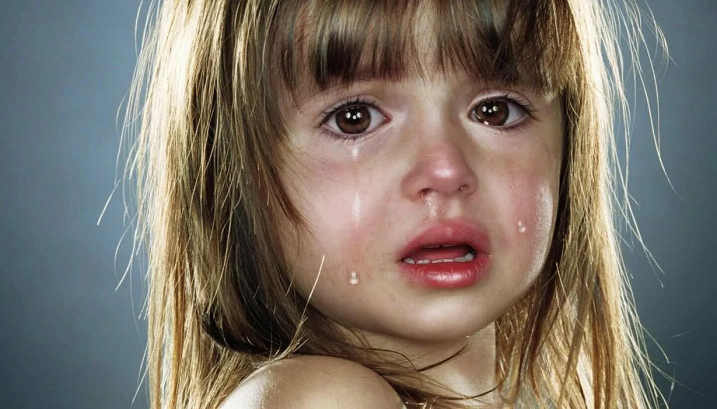 Плачь пятилетней девочке. Плачь пятилетней девочке. Детские слезы. Маленькая девочка плачет. Ребенок плачет.