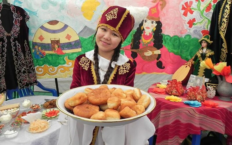 Как отвечать на наурыз кутты болсын. Традиция дастархан казахская традиция. Праздник Наурыз в Казахстане. Гостеприимство казахского народа. Традиции казахов для детей.