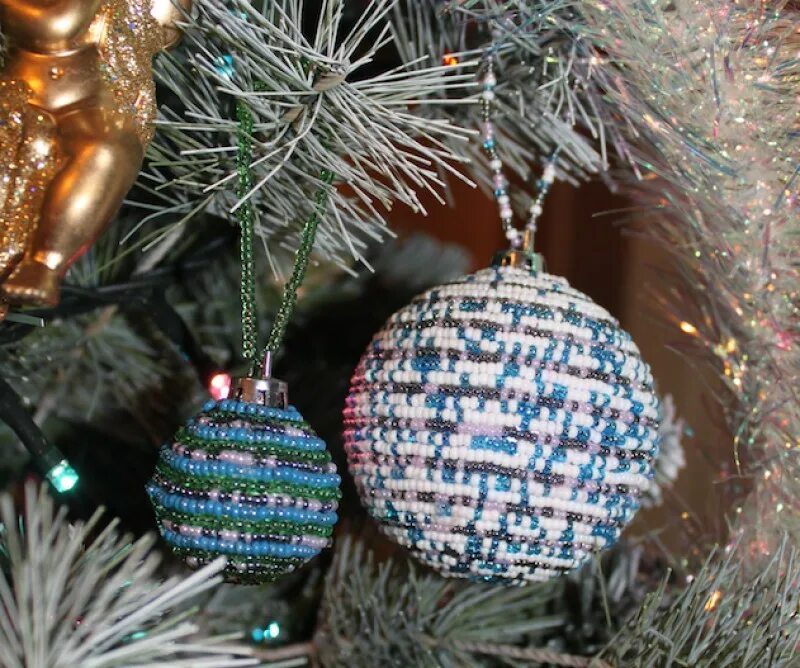 Как сделать новогоднюю игрушку из бисера. Новогодние поделки из бисера. Новогодние игрушки из бисера. Елочные шарики из бисера. Как сделать новогоднюю игрушку из бисера.