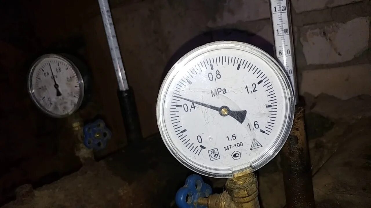 Сколько давления в отоплении. Нормальное давление в системе отопления. Нормальное давление в водопроводе частного дома. Давление при опрессовке системы отопления. Компенсатор давления для отопления.