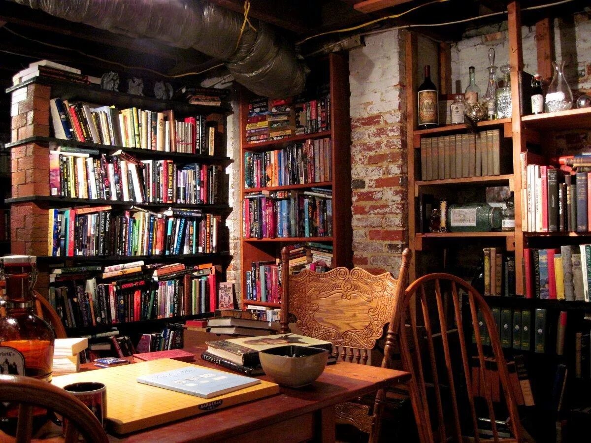 Уютный книжный магазинчик. Старинный книжный магазин. Уютный книжный магазин. Маленький уютный книжный магазин.