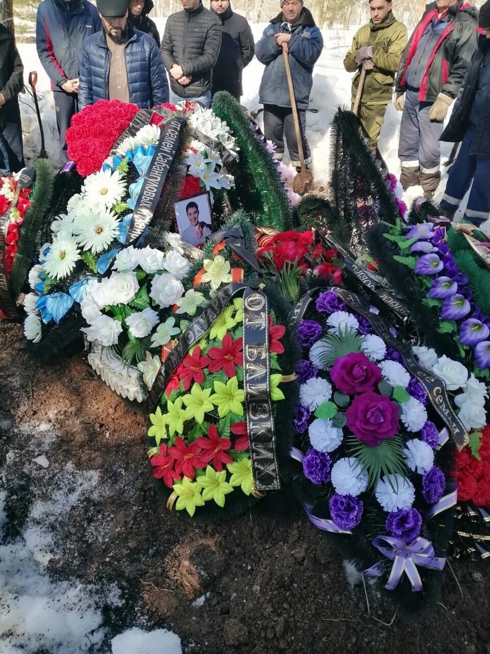 Сколько погибло из башкирии на сегодняшний. Могилы погибших на Украине. Погибшие из Башкирии на Украине. Кладбище в марте.