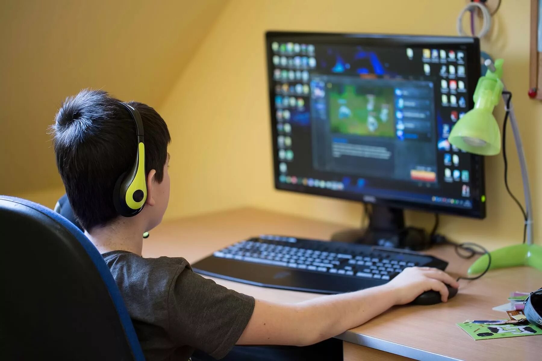 He plays computer games. Мальчик играющий в компьютерную игру. Подросток играющий в компьютер. Подросток играет в компьютерные игры. Парень играющий в компьютер.
