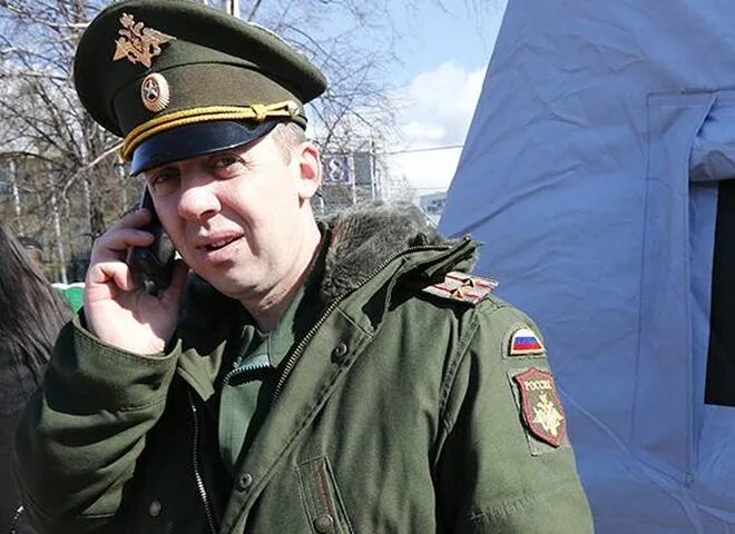 Русские тайно на телефон. Образ офицера России 2000-х. Офицерам выдали смартфон.
