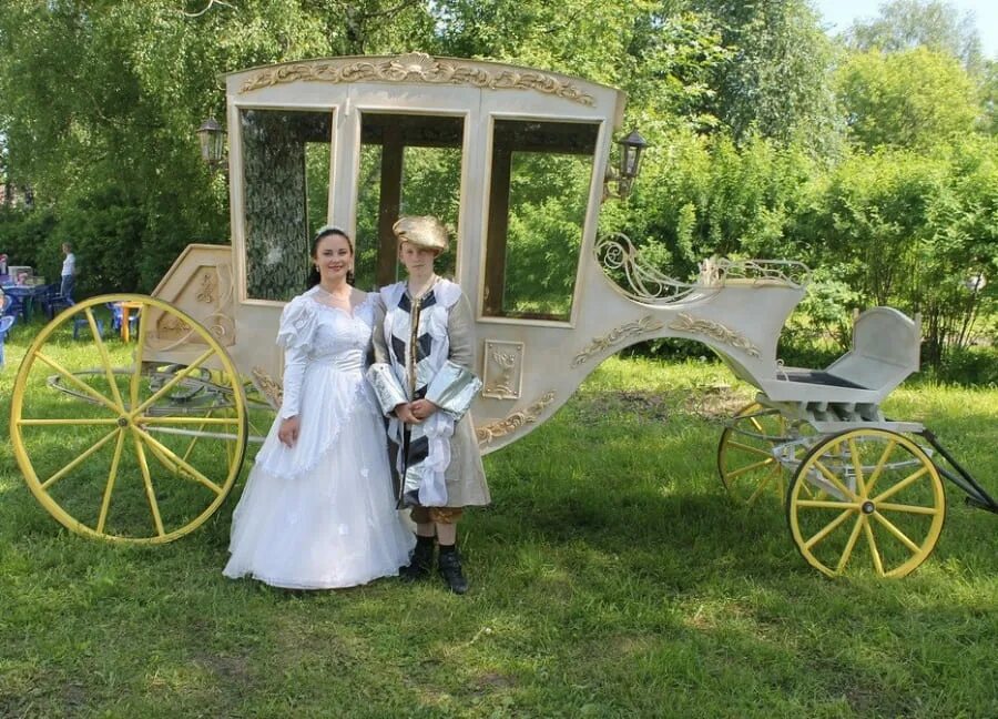 Программа карета. На карете в белом платье. каркас кареты. карета металлическая.