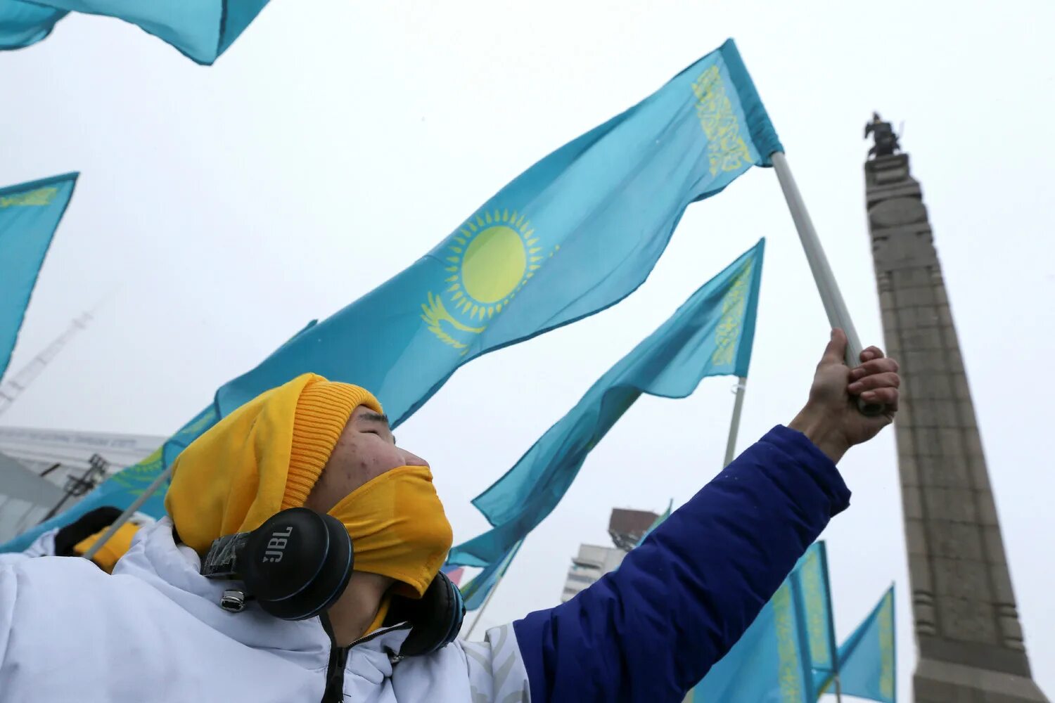 Националисты Казахстана. Казахские националисты. Флаг Украины и Казахстана. Казахстан люди.