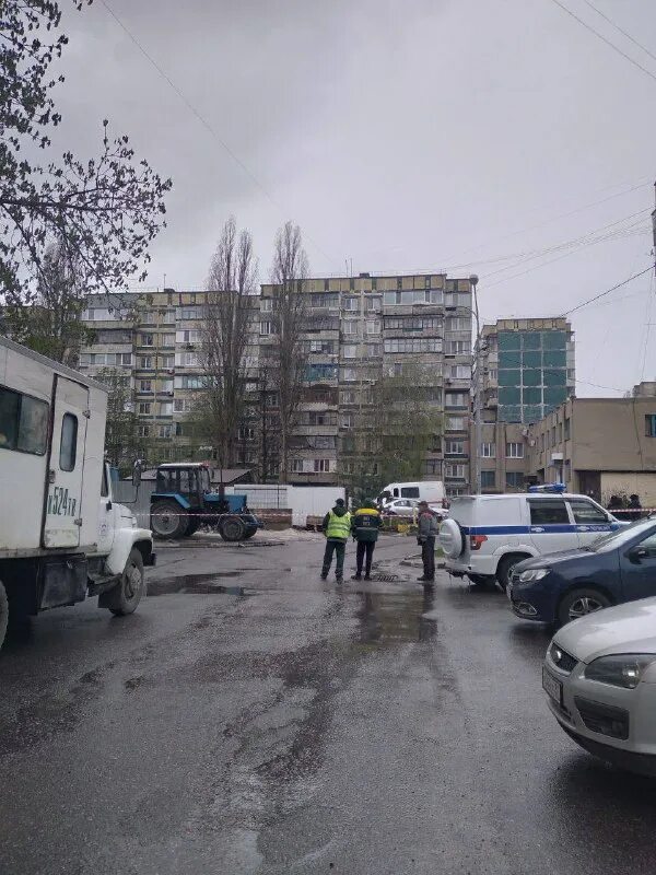 на улице. белгород площадь города. белгород обстрел. взрыв газа в доме. многоэтажные дома.