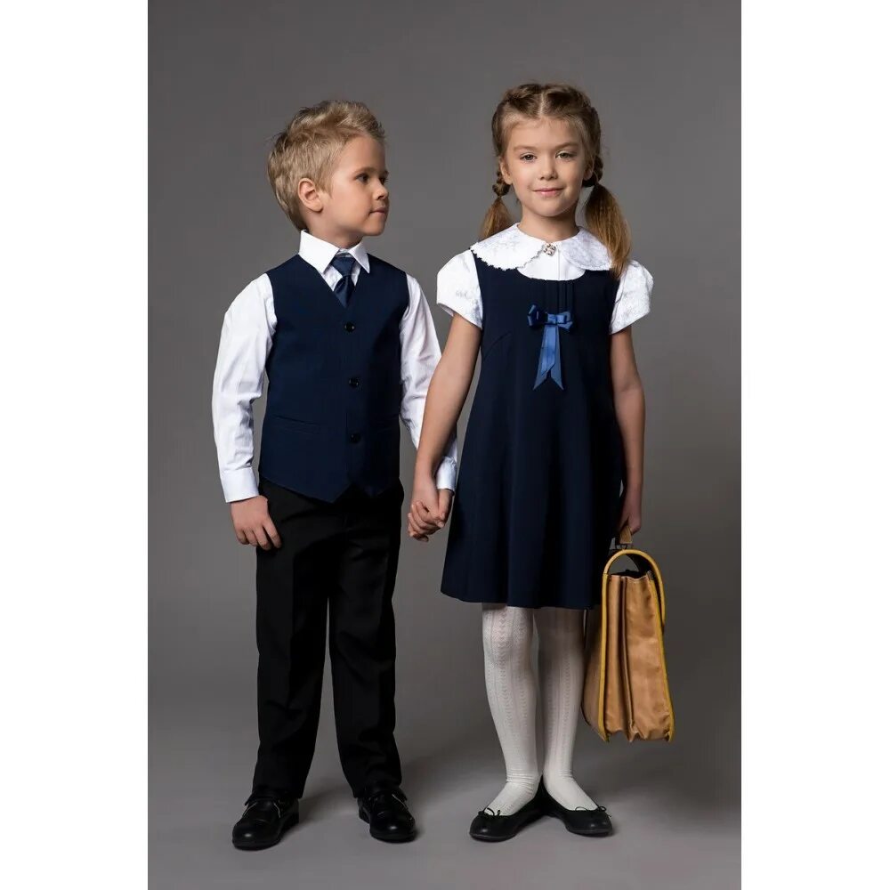 Школьная форма. Мальчик и девочка в школьной форме. Школьная форма синяя для мальчиков и девочек. Дешевая Школьная форма.