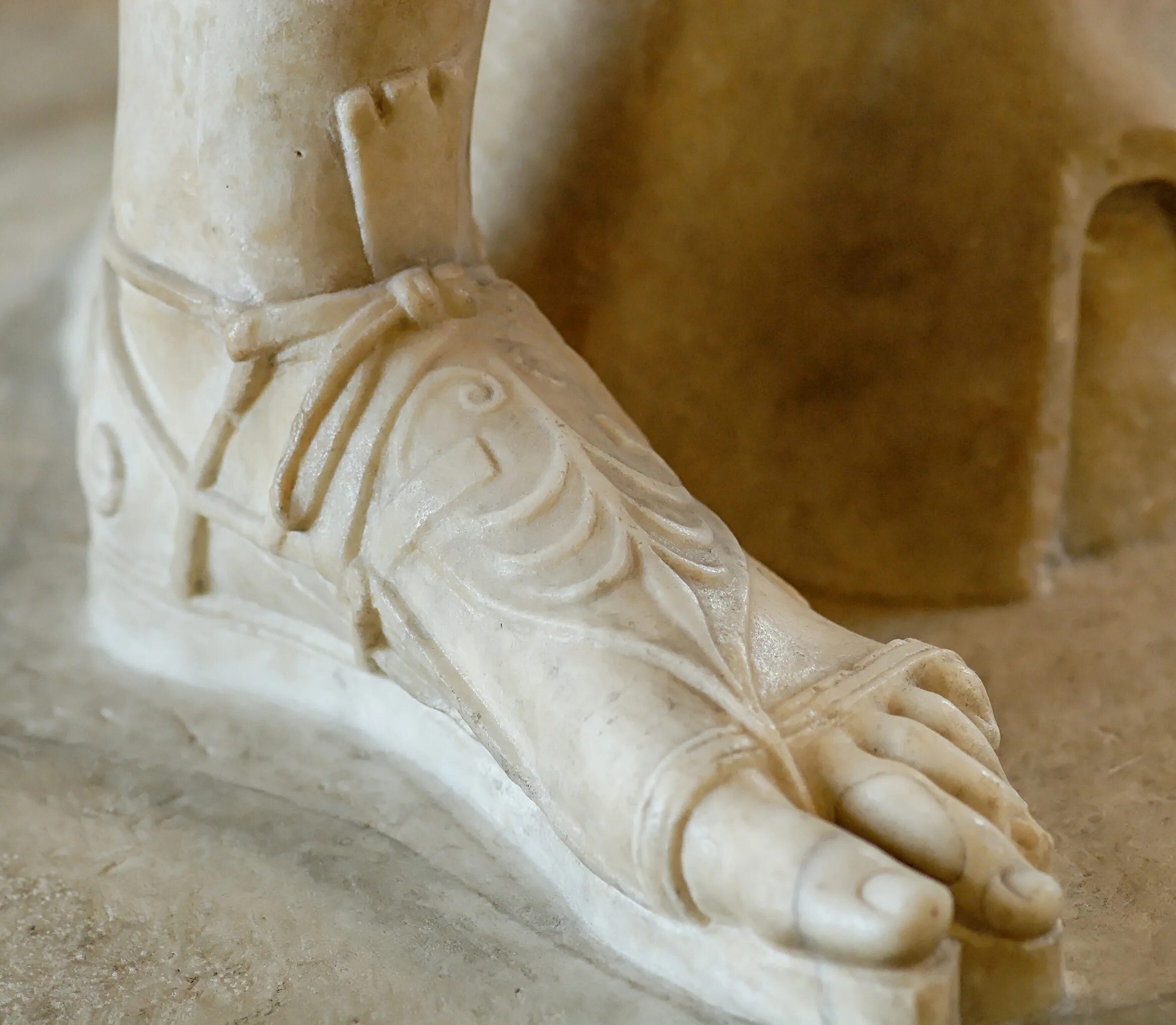 Нога статуя. Греческая стопа. Греческая стопа у скульптур.
