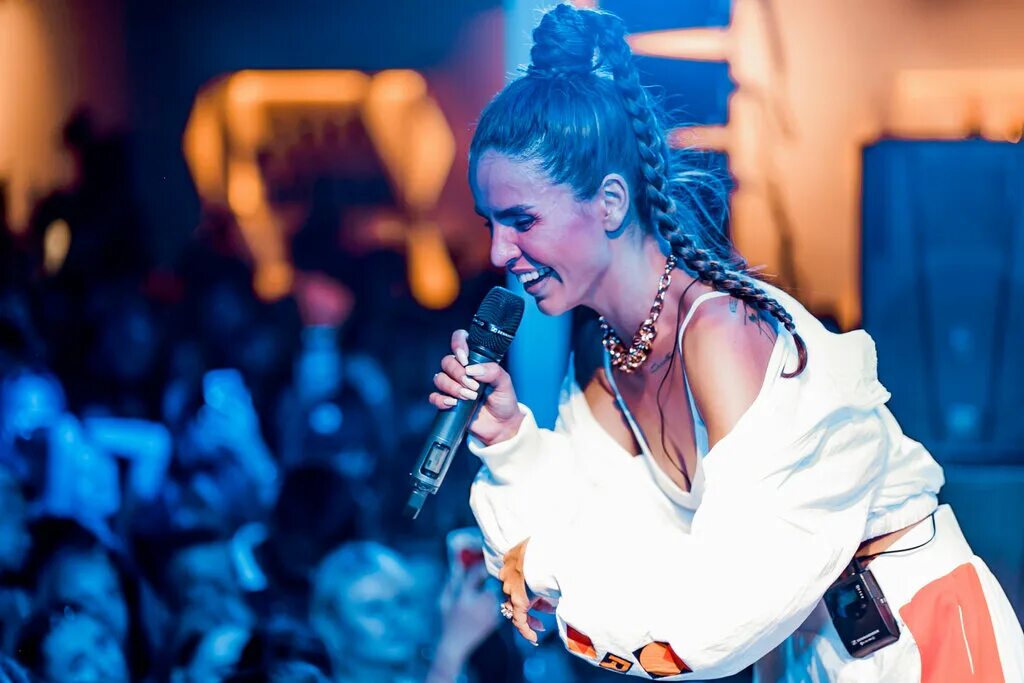 Zivert певица. Юлия дмитриевна зиверт. Смех и грех. Zivert смех и грех. Зиверт обложка альбома.