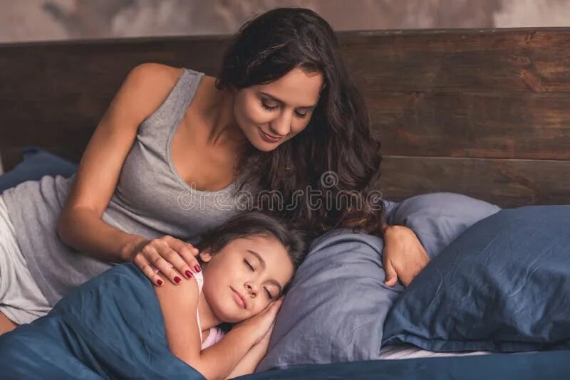 С ее мамой в постели. Сонные Дочки матери в постели. Мама в постельке. Девочки с мамой на кровати. Мама с дочкой уснули.