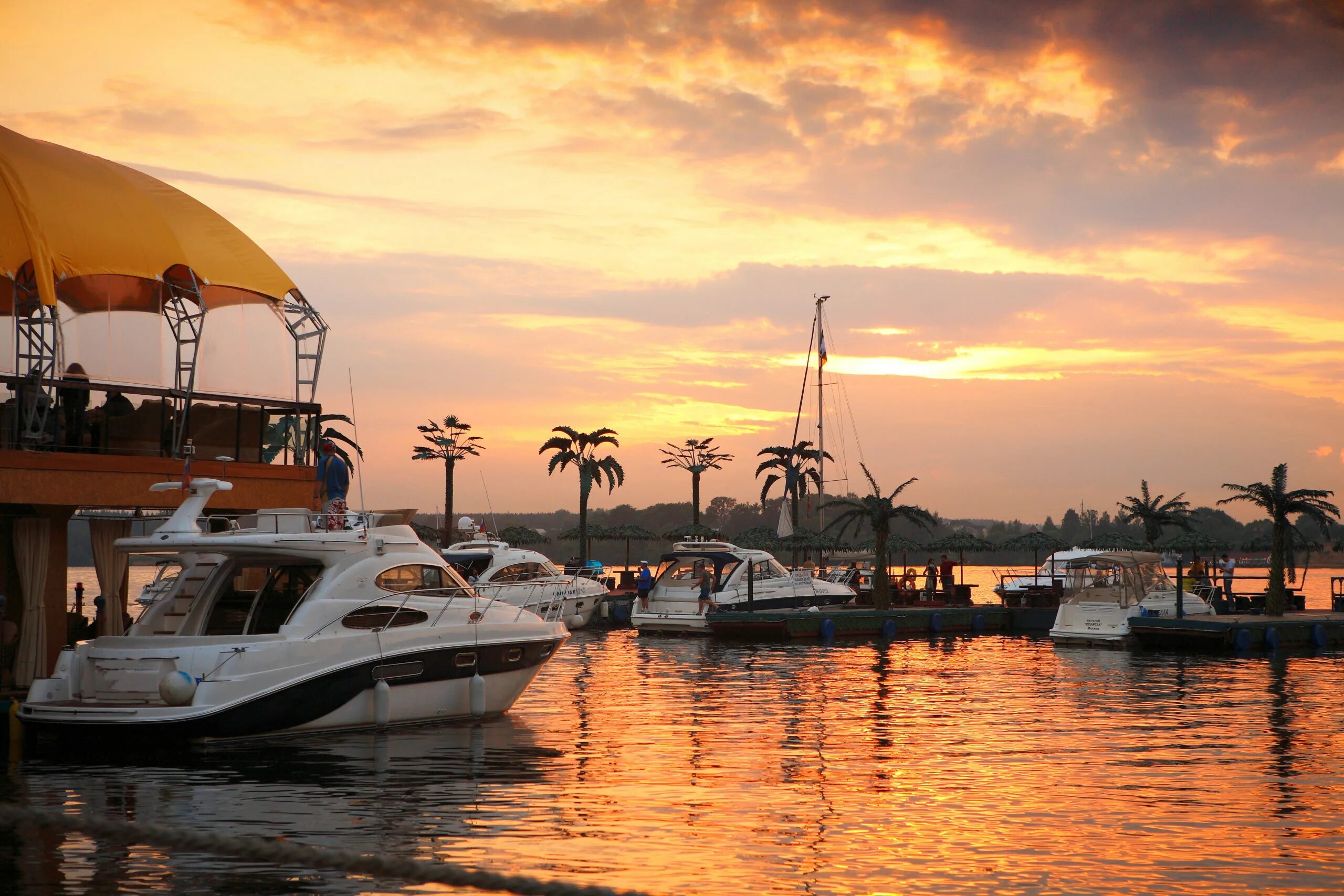 Пляж малибу мытищи. Малибу москва. Бухта радости малибу пляж. Бухта радости малибу пирогово. Бухта радости малибу пирогово.