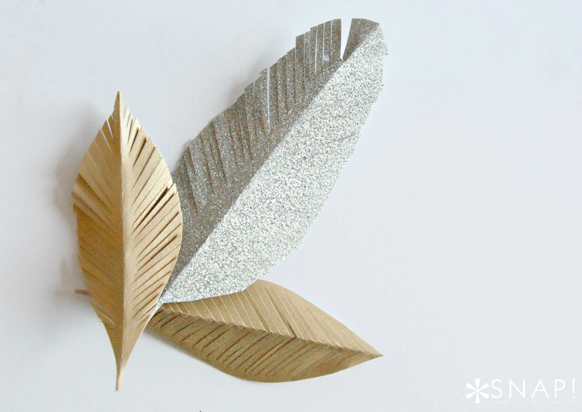 Поделка из бумажных перьев. Бумажные перья. Бумажное перо своими руками. Перья из гофрированной бумаги. Перышко из бумаги.
