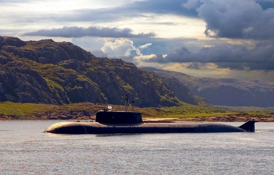 949а подводная лодка вилючинск. Катер камчатка. Подводная лодка иркутск проекта 949. Бухта крашенинникова камчатка база подводных лодок. Вилючинск подводные лодки.