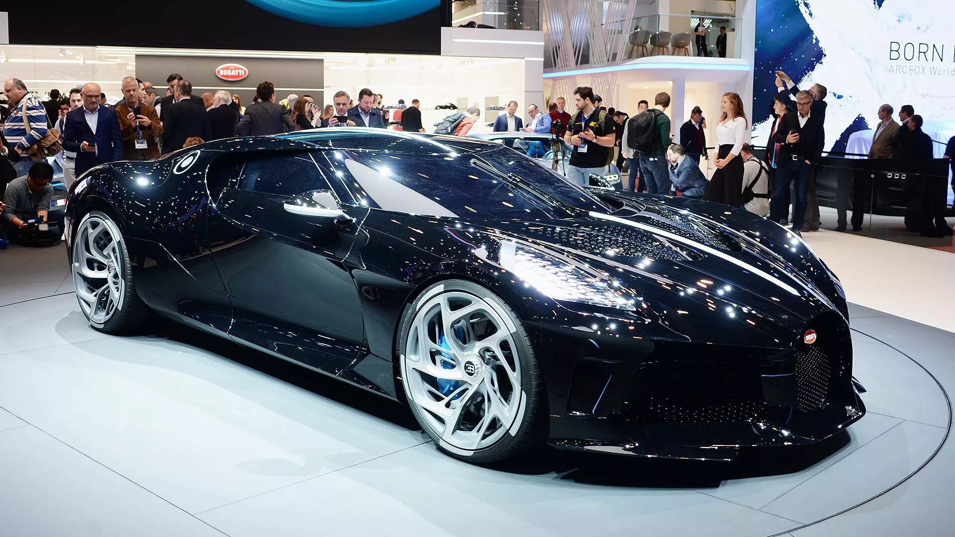 Цена самого дорого автомобиля. Новая Бугатти 2022. Машина Bugatti la voiture noire. Бугатти за 1 миллиард. Bugatti Veyron 2022.