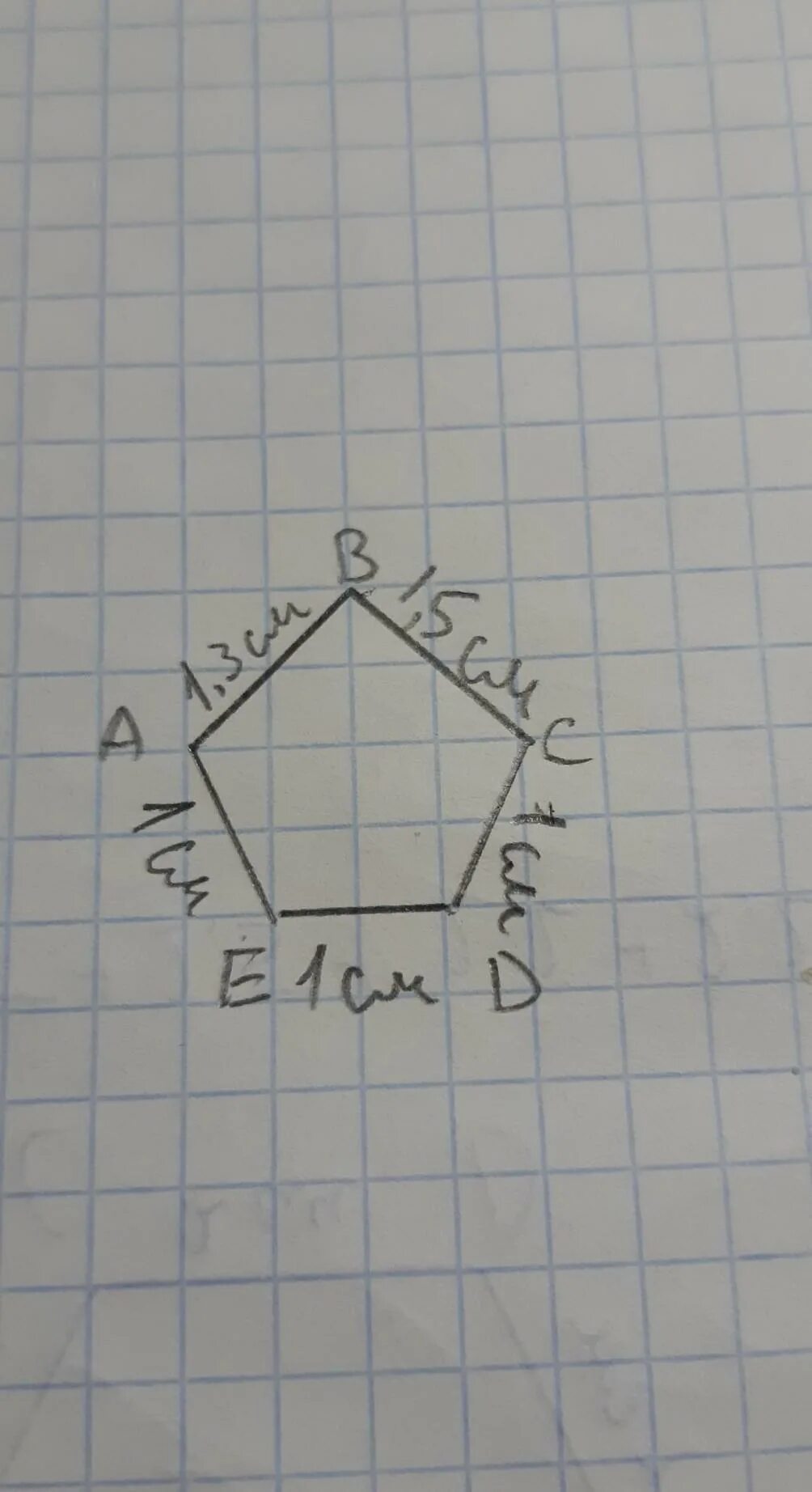 Вершина пятиугольника. Начерти в тетради пятиугольник. Правильный пятиугольник на клеточной бумаге. Вычислите периметр пятиугольника. 5 Угольник.