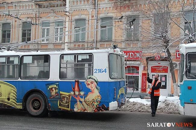 Троллейбус обрыв. Троллейбусные провода. провода троллейбуса. троллейбусные провода в москве. троллейбусное депо екатеринбург.
