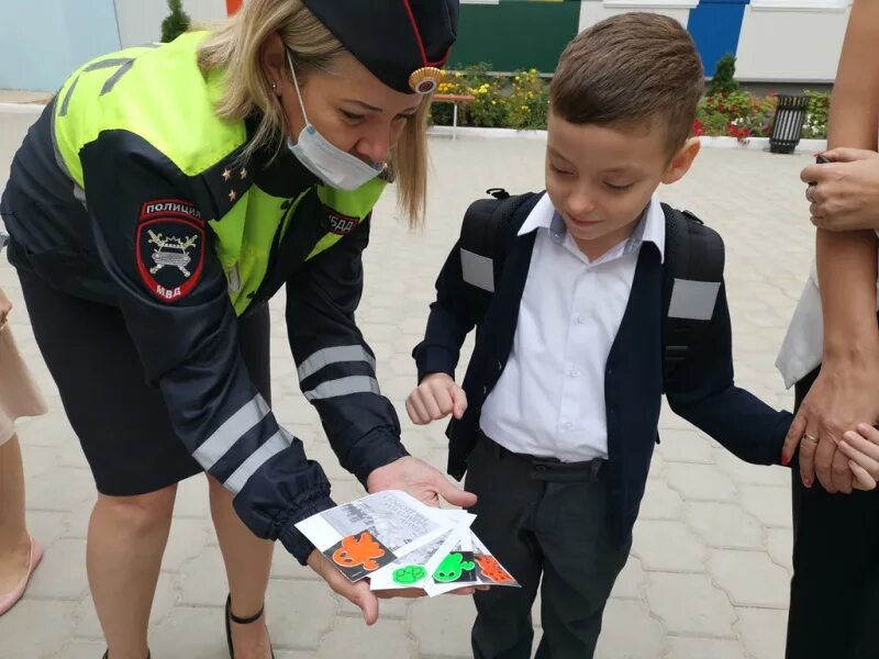 В школах детям раздают. ГИБДД мероприятие Засветись. Засветись на дороге п ильненский район 2022г. ГИБДД проводит профилактическое мероприятие Юный пешеход. Активисты партии раздали светоотражающие браслеты юным пешеходам.