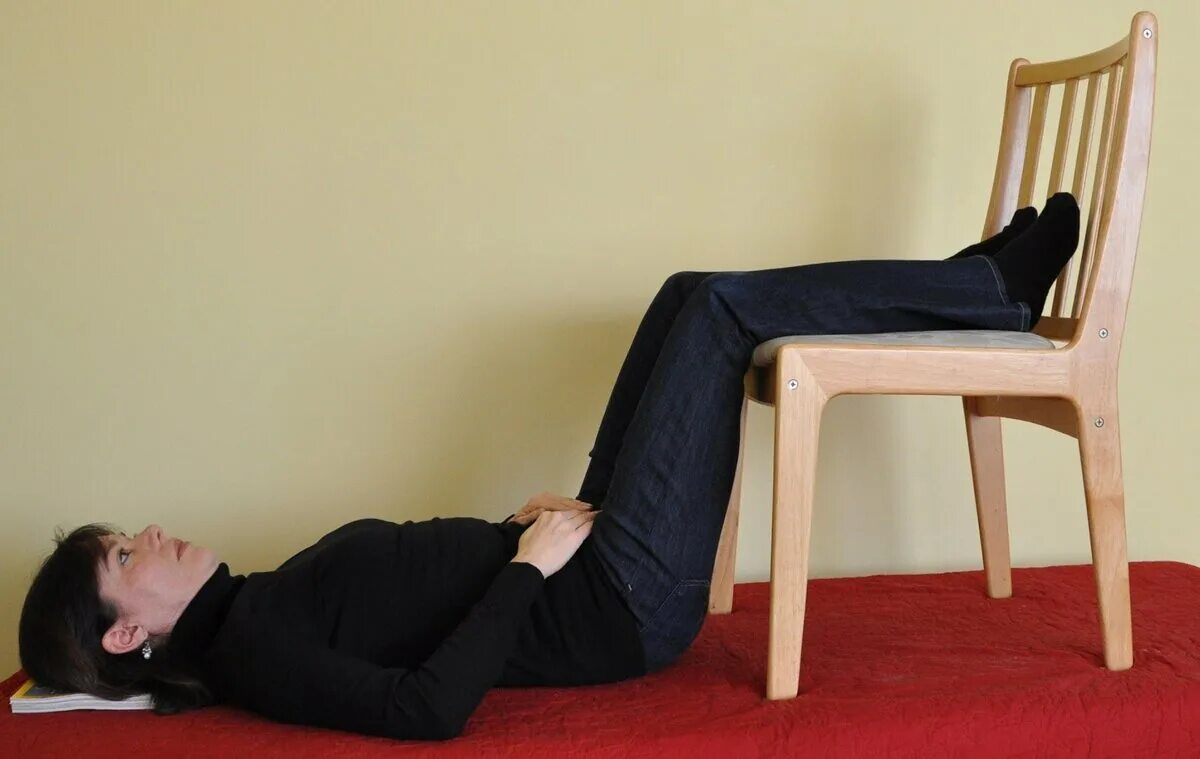 Можно лежа можно стоя. Поза для расслабления позвоночника. Стул лежит. Позы для релаксации. Человек лежит на стуле.