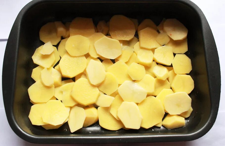 Сколько времени запекается картофель. Красиво нарезать картошку для запекания. Картошка в форме для запекания. Картошка ломтиками в духовке. Картофель по деревенски нарезка.