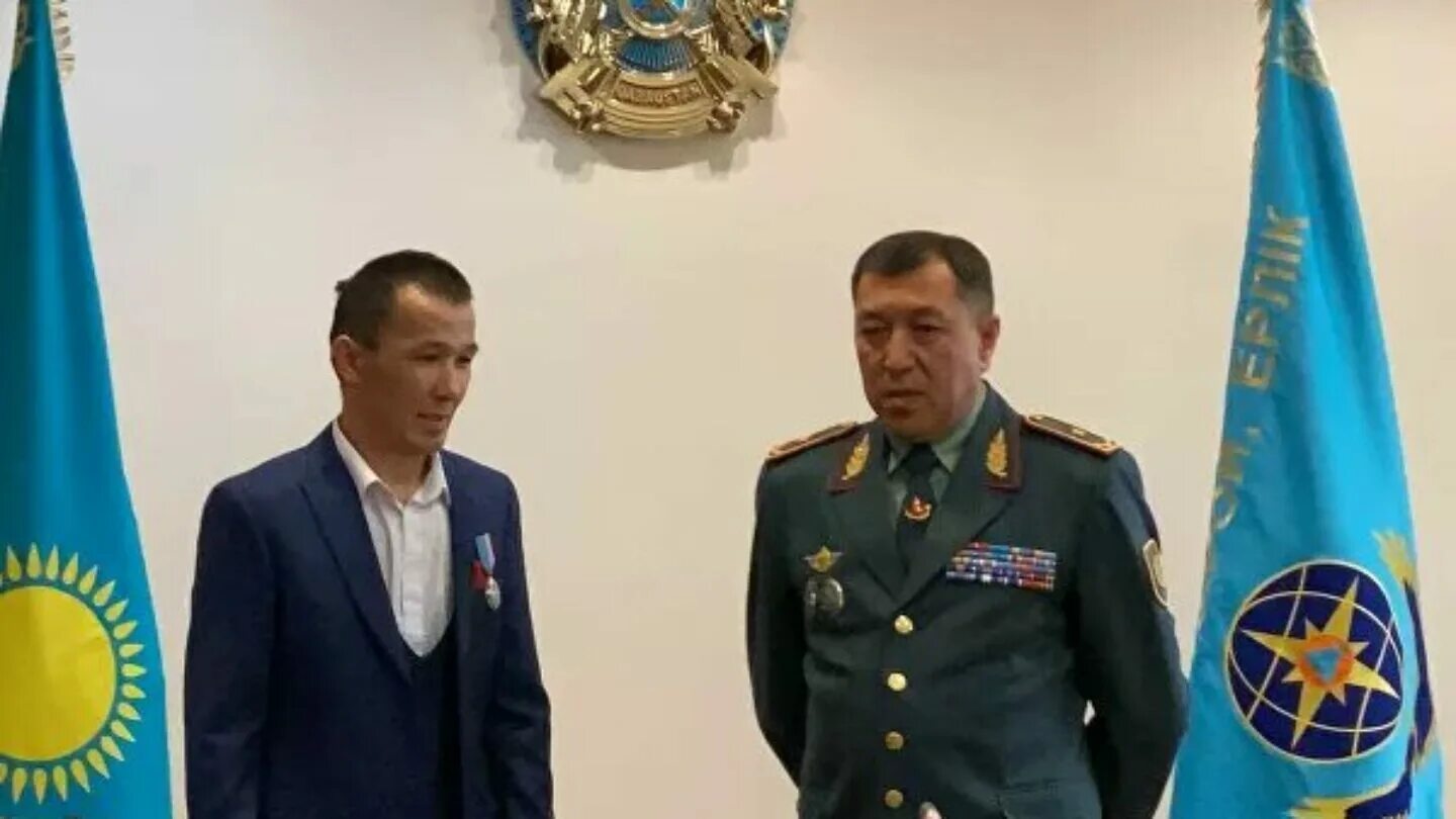 Спас награждены. Сабит шонтакбаев спас ребенка. министр мчс казахстана. спасший ребенка в казахстане. республика северный казахстан.