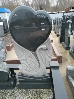 Памятник с лебедями